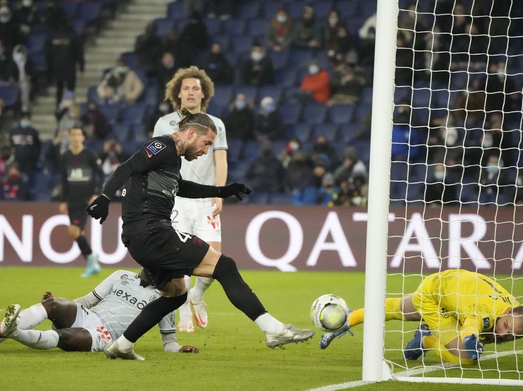 Sergio Ramos Cetak Gol Perdana untuk PSG Sergio Ramos Cetak Gol Perdana untuk PSG