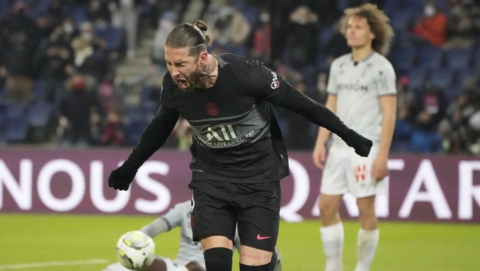 PSGs Sergio Ramos celebrates after scoring his sides second goal during the French League One soccer match between Paris Saint Germain and Reims at the Parc des Princes in Paris, Sunday, Jan. 23, 2022. (AP Photo/Francois Mori)