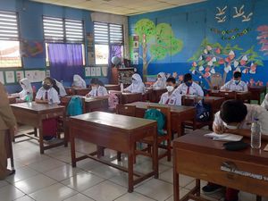 Kasus COVID Meningkat, Tangerang Terapkan PTM 50 Persen Mulai Hari Ini Kasus COVID Meningkat, Tangerang Terapkan PTM 50 Persen Mulai Hari Ini