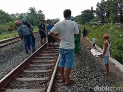 Dua Pelajar Lamongan Tewas Tertabrak KA di Perlintasan Tanpa Palang Pintu