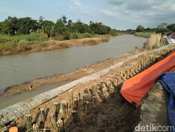 Rumah Kena Longsor Tanggul Citarum, Warga Harap Pemerintah Ganti Rugi