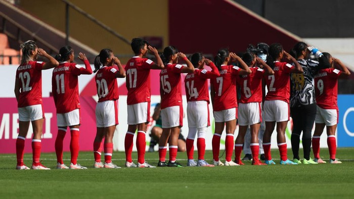 MUMBAI, INDIA - JANUARY 21: Indonesia players line up for the national anthem prior to the AFC Womens Asian Cup Group B match between Australia and Indonesia at Mumbai Football Arena on January 21, 2022 in Mumbai, India. (Photo by Thananuwat Srirasant/Getty Images)