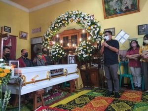 Ubaya Antar Mahasiswanya yang Meninggal di Penanggungan ke Pemakaman Ubaya Antar Mahasiswanya yang Meninggal di Penanggungan ke Pemakaman