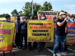 Warga 6 Desa Terdampak Proyek Kilang Tuban Demo Soal Rekrutmen Kerja