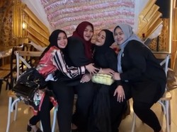 Viral Wanita Ini Dapat Buket Uang Rp 100 Juta, Kado Ulang Tahun dari Bestie