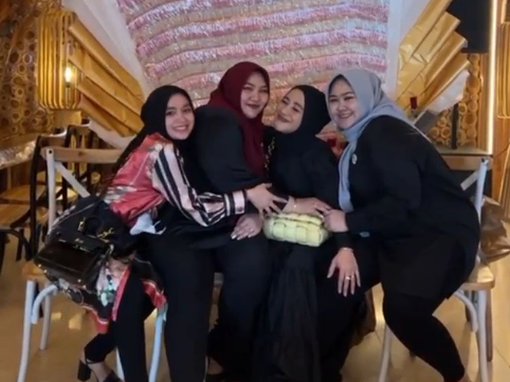 Viral Wanita Ini Dapat Buket Uang Rp 100 Juta, Kado Ulang Tahun dari Bestie Viral Wanita Ini Dapat Buket Uang Rp 100 Juta, Kado Ulang Tahun dari Bestie
