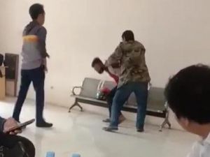 Viral Video PNS Tinju Honorer di Kantor DLH Cianjur Viral Video PNS Tinju Honorer di Kantor DLH Cianjur
