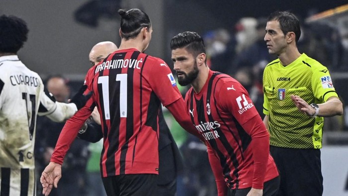 AC Milans Swedish forward Zlatan Ibrahimovic (2ndL) leaves the pitch to be substituted by AC Milans French forward Olivier Giroud (2ndR) during the Italian Serie A football match between AC Milan and Juventus on January 23, 2022 at the San Siro stadium in Milan. (Photo by Alberto PIZZOLI / AFP)