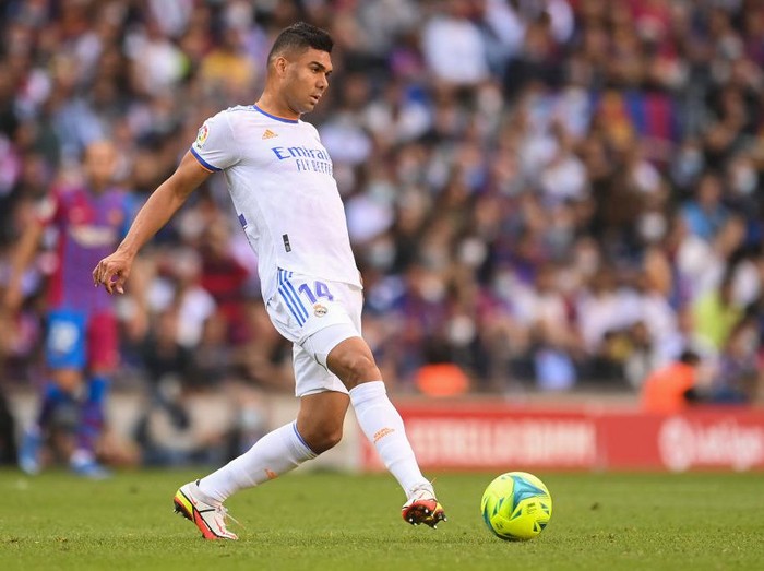 BARCELONA, SPAIN - OCTOBER 24: Casemiro of Real Madrid CF runs with the ball during the La Liga Santander match between FC Barcelona and Real Madrid CF at Camp Nou on October 24, 2021 in Barcelona, Spain. (Photo by David Ramos/Getty Images)