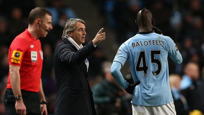 MANCHESTER, ENGLAND - OCTOBER 27:  Manchester City Manager Roberto Mancini speaks to Mario Balotelli during the Barclays Premier League match between Manchester City and Swansea City at the Etihad Stadium on October 27, 2012 in Manchester, England.  (Photo by Clive Brunskill/Getty Images)