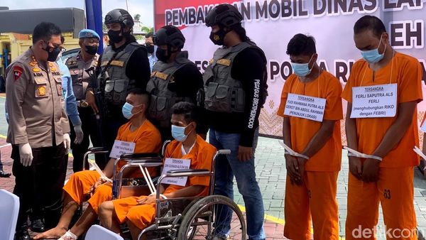 8 Pembakar Mobil Dinas Lapas Pekanbaru Langsung Berbaju Oranye