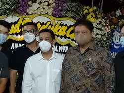 Terbang dari Bintan, Airlangga Hartarto Sambangi Rumah Duka Maura Magnalia