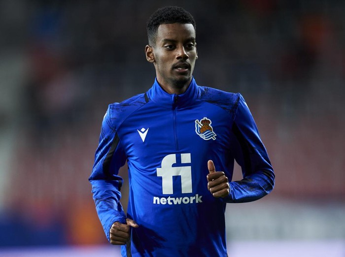 PAMPLONA, SPAIN - NOVEMBER 07: Alexander Isak of Real Sociedad warms up during the La Liga Santander match between CA Osasuna and Real Sociedad at Estadio El Sadar on November 07, 2021 in Pamplona, Spain. (Photo by Juan Manuel Serrano Arce/Getty Images)