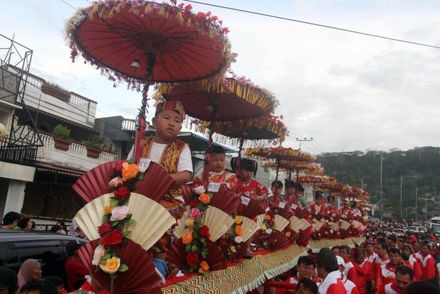 Arak-arakan Sipasan di Padang/Foto: News.detik.com Tradisi Cap Go Meh