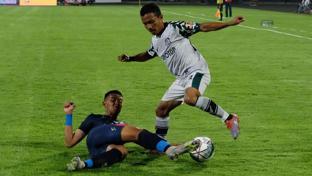 Pesepak bola Arema FC Achmad Figo Ramadani (kiri) berusaha merebut bola dari pesepak bola Persikabo 1973 Hendra Adi Bayauw (kanan) pada pertandingan Liga 1 di Stadion Kapten I Wayan Dipta, Gianyar, Bali, Rabu (5/1/2022). Pertandingan tersebut berakhir imbang dengan skor 0-0. ANTARA FOTO/Nyoman Hendra Wibowo/wsj.
