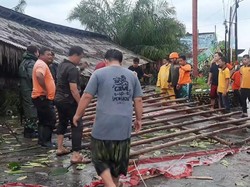 Atap Resto Telaga Rindu Karanganyar Ambruk Diterjang Hujan-Angin Kencang