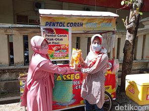 Perempuan Ini Bagikan 1.200 Liter Minyak Gratis di Ponorogo