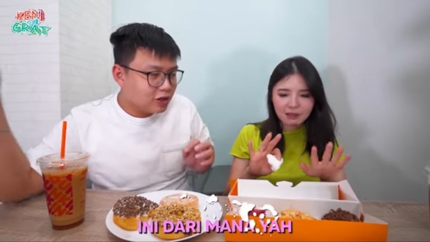 Battle makanan ala Ken & Grat/Foto: Youtube/Ken & Grat Battle makanan ala Ken & Grat/Foto: Youtube/Ken & Grat