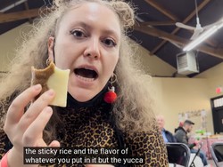 Ada Bazar Makanan Indonesia di Amerika, Bule Ini Cicip Nasi Padang dan Getuk