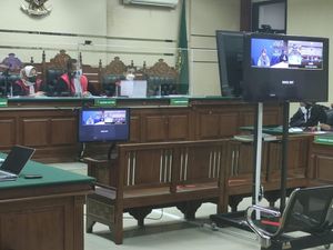 Bupati Probolinggo-Suami Sidang Perdana, Didakwa Terima Rp 360 Juta