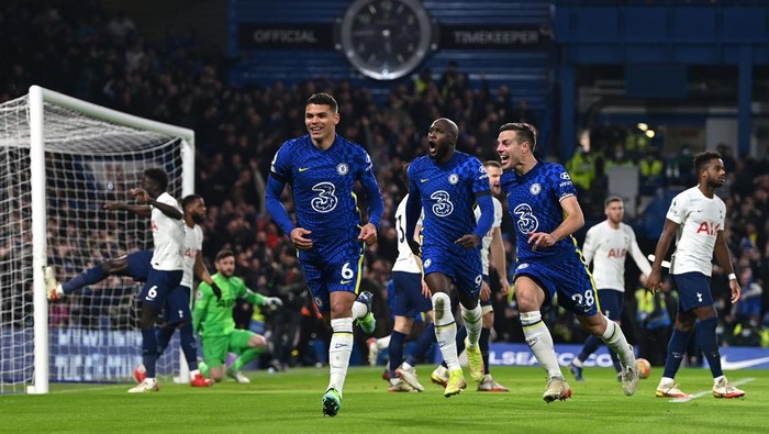 LONDON, ENGLAND - JANUARY 23:  Thiago Silva of Chelsea celebrates with team mates Cesar Azpilicueta and Romelu Lukaku after scoring their teams second goal during the Premier League match between Chelsea and Tottenham Hotspur at Stamford Bridge on January 23, 2022 in London, England. (Photo by Shaun Botterill/Getty Images)