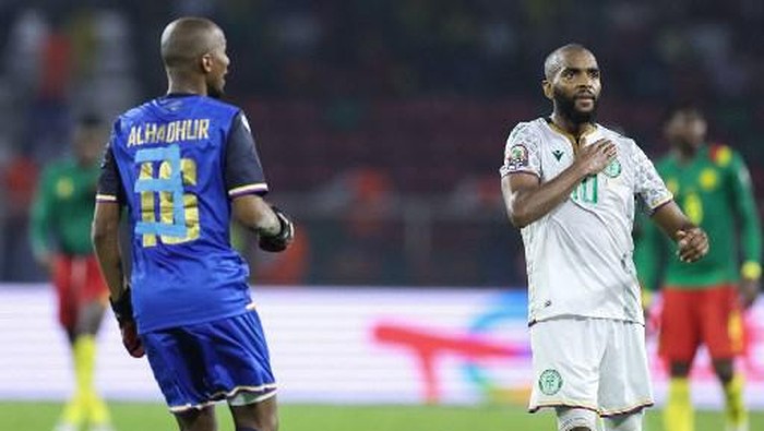 Comoros midfielder Youssouf MChangama (R) celebrates scoring his teams first goal during the Africa Cup of Nations (CAN) 2021 round of 16 football match between Cameroon and Comoros at Stade dOlembe in Yaounde on January 24, 2022. (Photo by Kenzo Tribouillard / AFP)