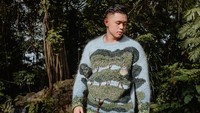9 Gaya Desainer Kontroversial Arnold Putra, Pakai Seragam Pemuda Pancasila