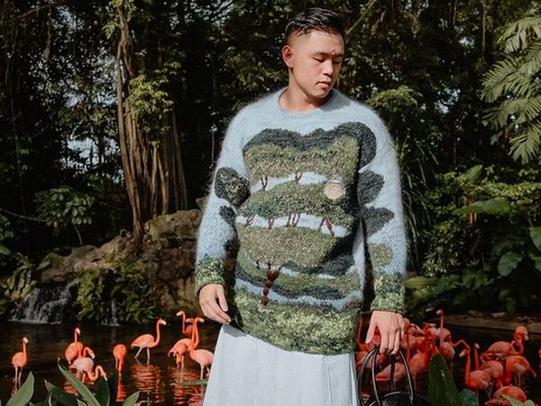 9 Gaya Desainer Kontroversial Arnold Putra, Pakai Seragam Pemuda Pancasila