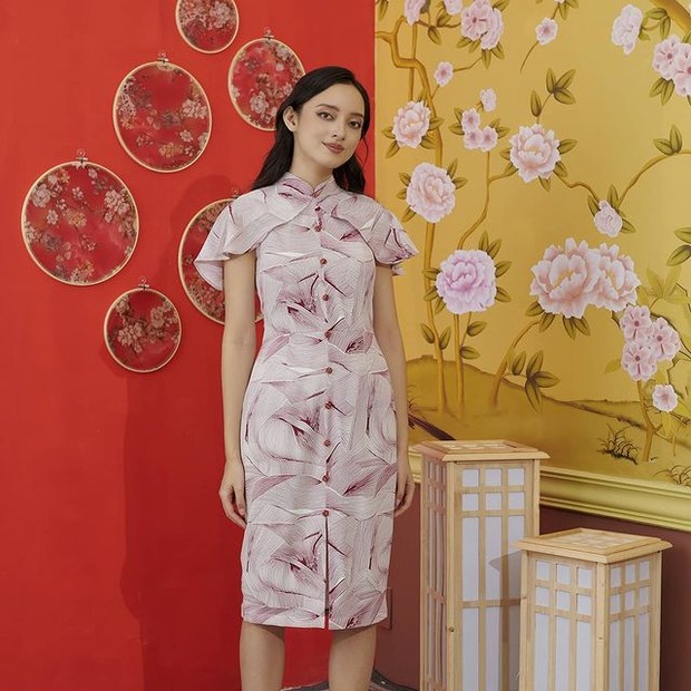 Gaya cheongsam modern untuk outfit Imlek/@joli.pretty