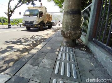 Duh, Guiding Block Difabel di Kawasan Borobudur Tabrak Tiang-Pohon