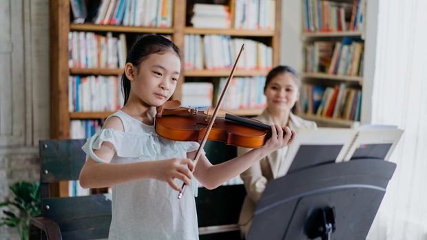 Ilustrasi anak belajar alat musik biola