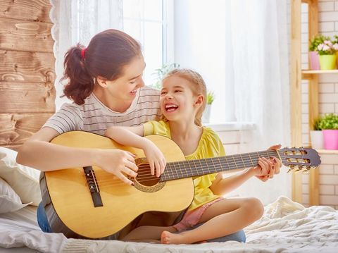 Ilustrasi ibu dan anak main alat musik gitar