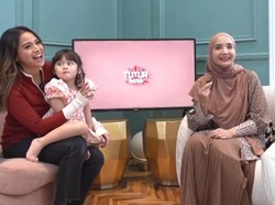 Zaskia Sungkar Tunjukkan Poster Heart, Reaksi Irwansyah dan Acha Disorot