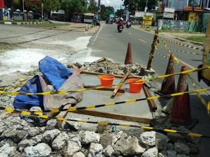 Jalan Berlubang di Jalan Raya Muchtar Sawangan Diperbaiki Jalan Berlubang di Jalan Raya Muchtar Sawangan Diperbaiki