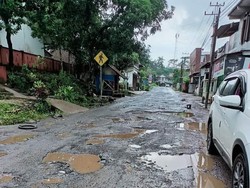 Dear Kang Emil, Jalan Provinsi di Cianjur Rusak Parah Mirip Sungai Kering