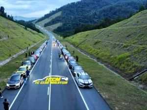 Viral Klub Mobil Tutup Jalur Darurat di Tol Demi Foto-Foto