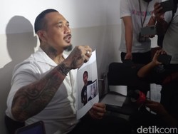 Saling Sahut Jerinx-Adam Deni soal AD Acungkan Jari Tengah ke Foto Jokowi