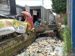 Kotor! Kali di Bandung ini Penuh Sampah Styrofoam