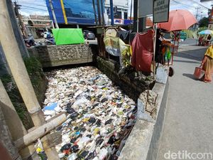 Jorok! Sungai di Kopo Sayati, Bandung Dipenuhi Sampah