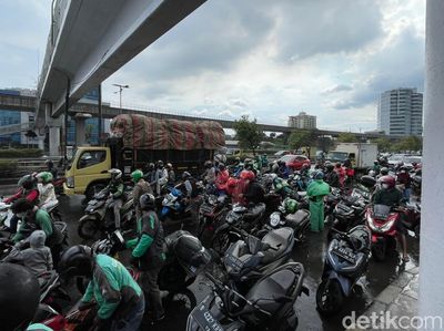 Jembatan Penyeberangan Masih Jadi Andalan Berteduh Kala Hujan, Padahal Bikin Macet
