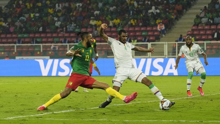 Comoros Younn Zahary, right, defends against Cameroons Eric Maxim Choupo-Moting during the African Cup of Nations 2022 round of 16 soccer match between Cameroon and Comoros at the Olembe stadium in Yaounde, Cameroon, Monday, Jan. 24, 2022. (AP Photo/Themba Hadebe)