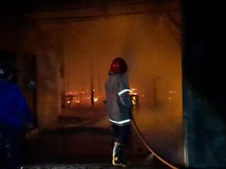 Gudang Pabrik Tikar di KIM Terbakar