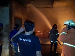 Kebakaran Pabrik Sablon di Jaten Karanganyar, Warga Dengar Ledakan