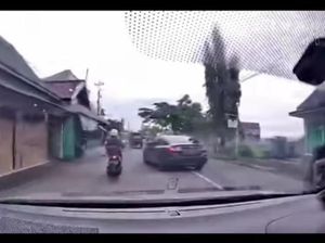 Duh, Pemotor di Klaten Nyungsep di Selokan Gegara Sedan Ugal-ugalan