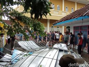 Kubah Masjid Melayang Tertiup Angin di Tasikmalaya, Warga: Ngeri! Kubah Masjid Melayang Tertiup Angin di Tasikmalaya, Warga: Ngeri!
