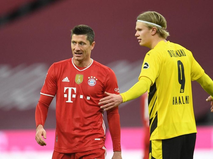 Bayern Munich's Polish forward Robert Lewandowski (L) and Dortmund's Norwegian forward Erling Braut Haaland gesture during the German first division Bundesliga football match between FC Bayern Munich and BVB Borussia Dortmund in Munich, southern Germany, on March 6, 2021. (Photo by ANDREAS GEBERT / POOL / AFP) / DFL REGULATIONS PROHIBIT ANY USE OF PHOTOGRAPHS AS IMAGE SEQUENCES AND/OR QUASI-VIDEO