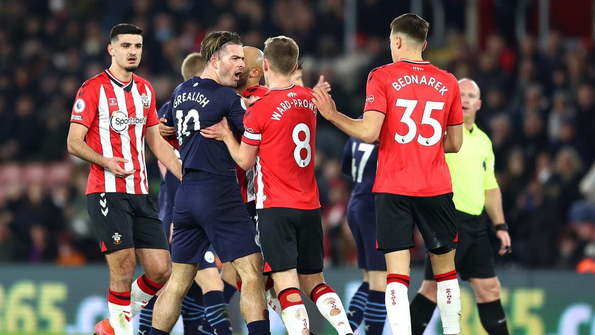 Jack Grealish berkelahi di laga melawan Southampton. (Foto: Getty Images/Bryn Lennon)