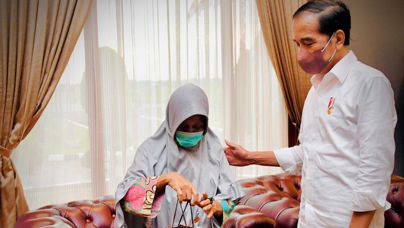 Momen Jokowi Bertemu Mak Unah dan Janji Berikan Rumah