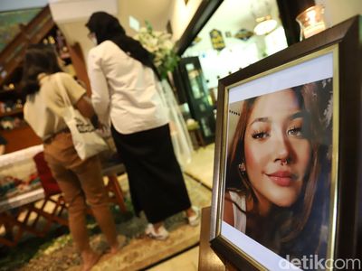 Kepergian Mendadak Maura Magnalia Si Nyentrik Anak Nurul Arifin