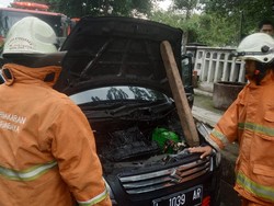 Berawal dari Percikan Api, Mesin Mobil Ini Ludes Terbakar